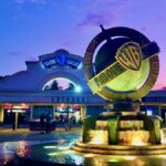 Entrada-de-Parque-Warner-Madrid-al-anochecer